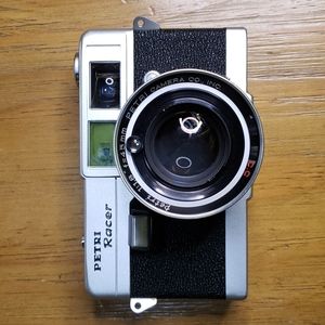Vintage 1960's Petri 35mm film camera